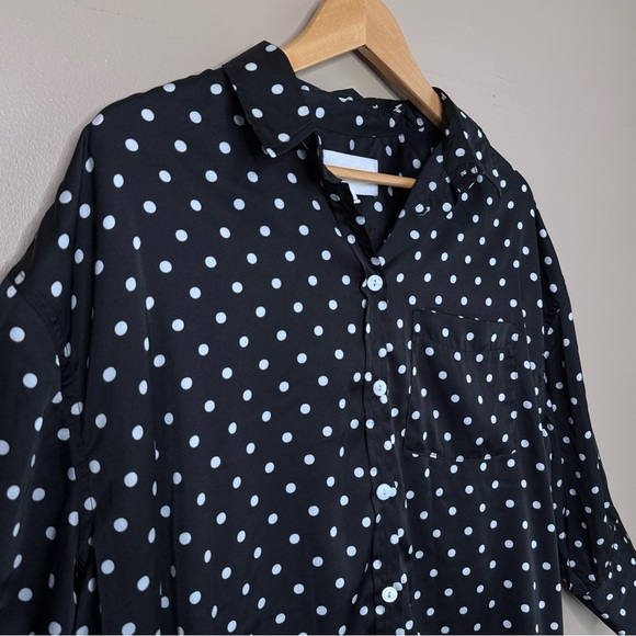 Pomander Place Tuckernuck Adair
Black Polka Dot Boyfriend Button Down Top. Large - Picture 7 of 11